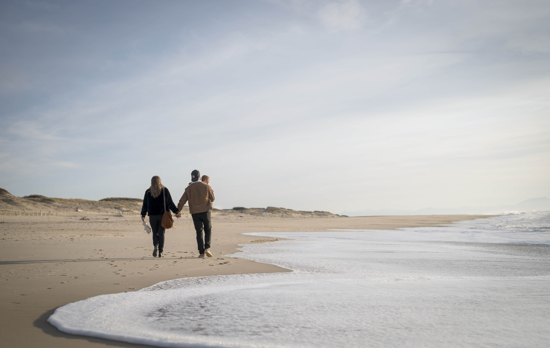 Famille marchant sur une plage des Landes