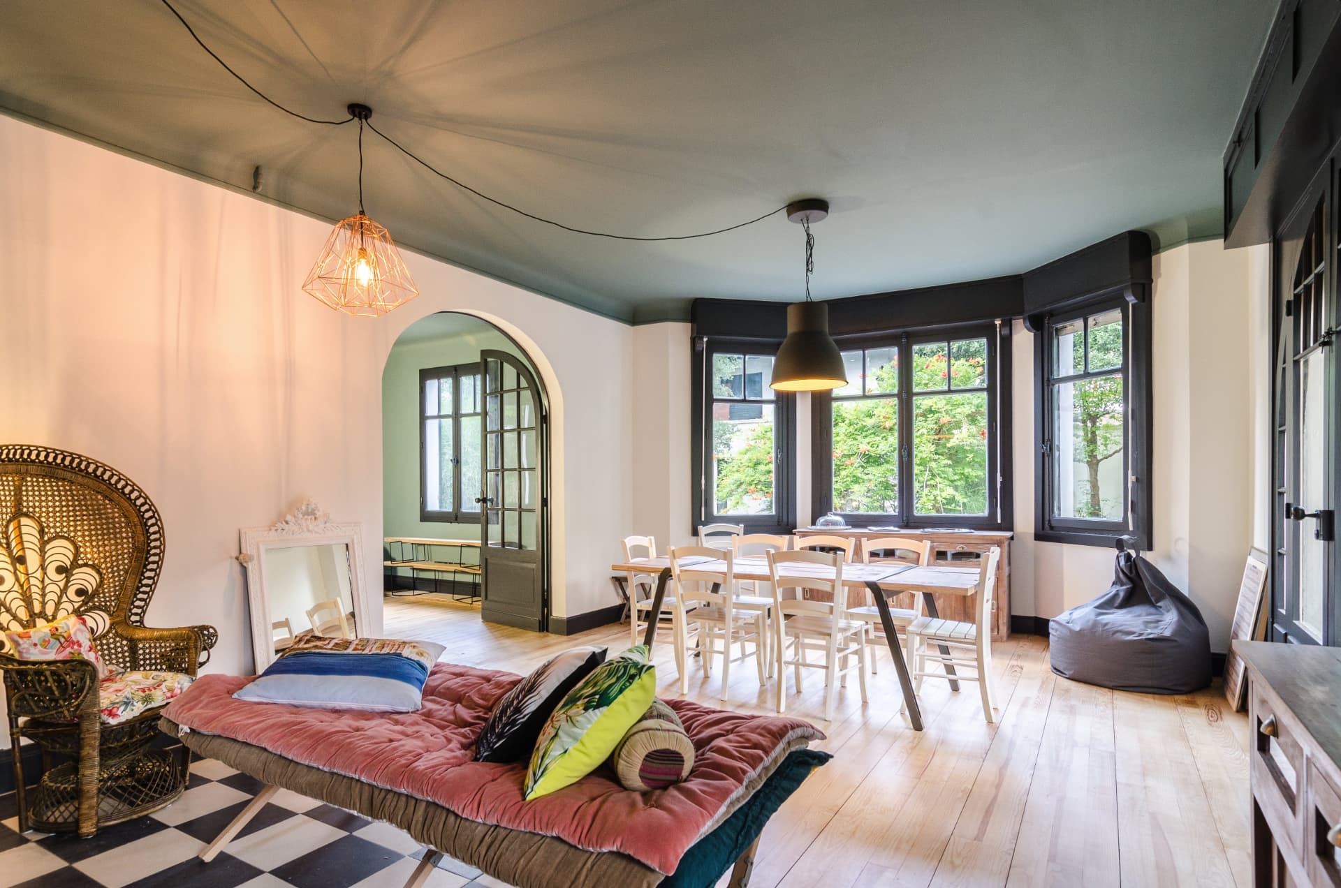 Salon lumineux d'une maison rénovée avec parquet et grande fenêtre