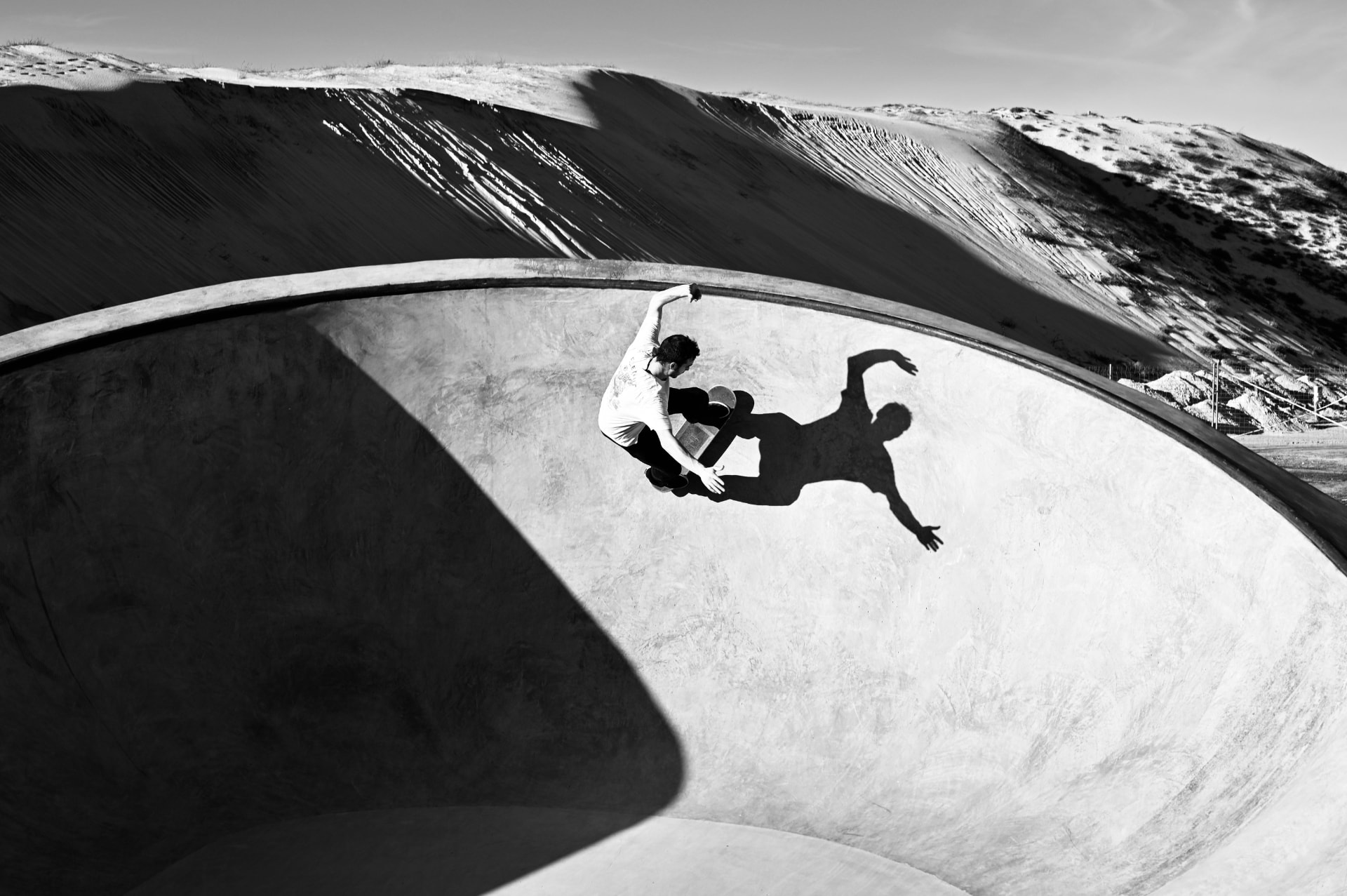 Skateur dans un bowl en noir et blanc