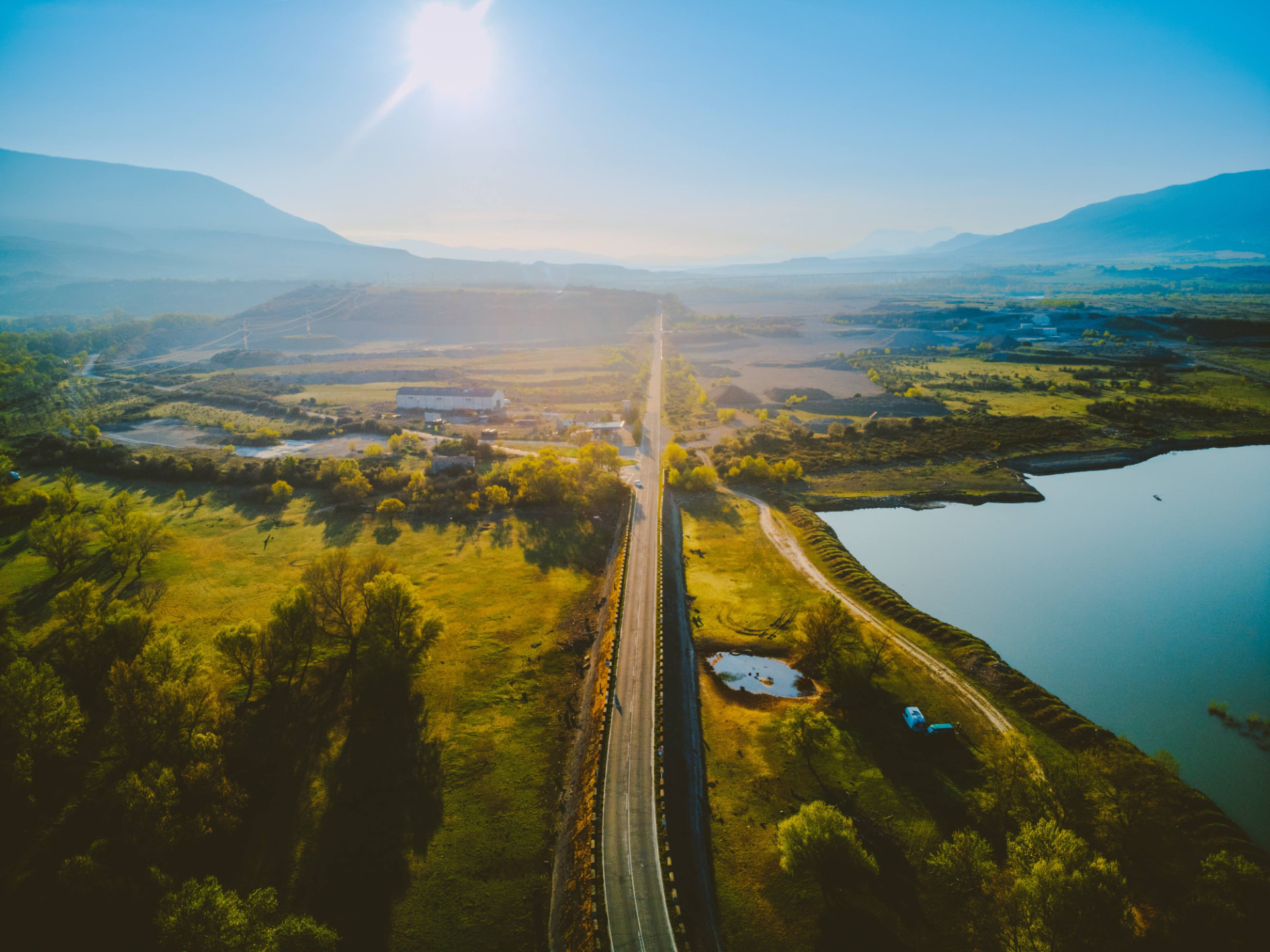 Route traversant une vallée vue par drone