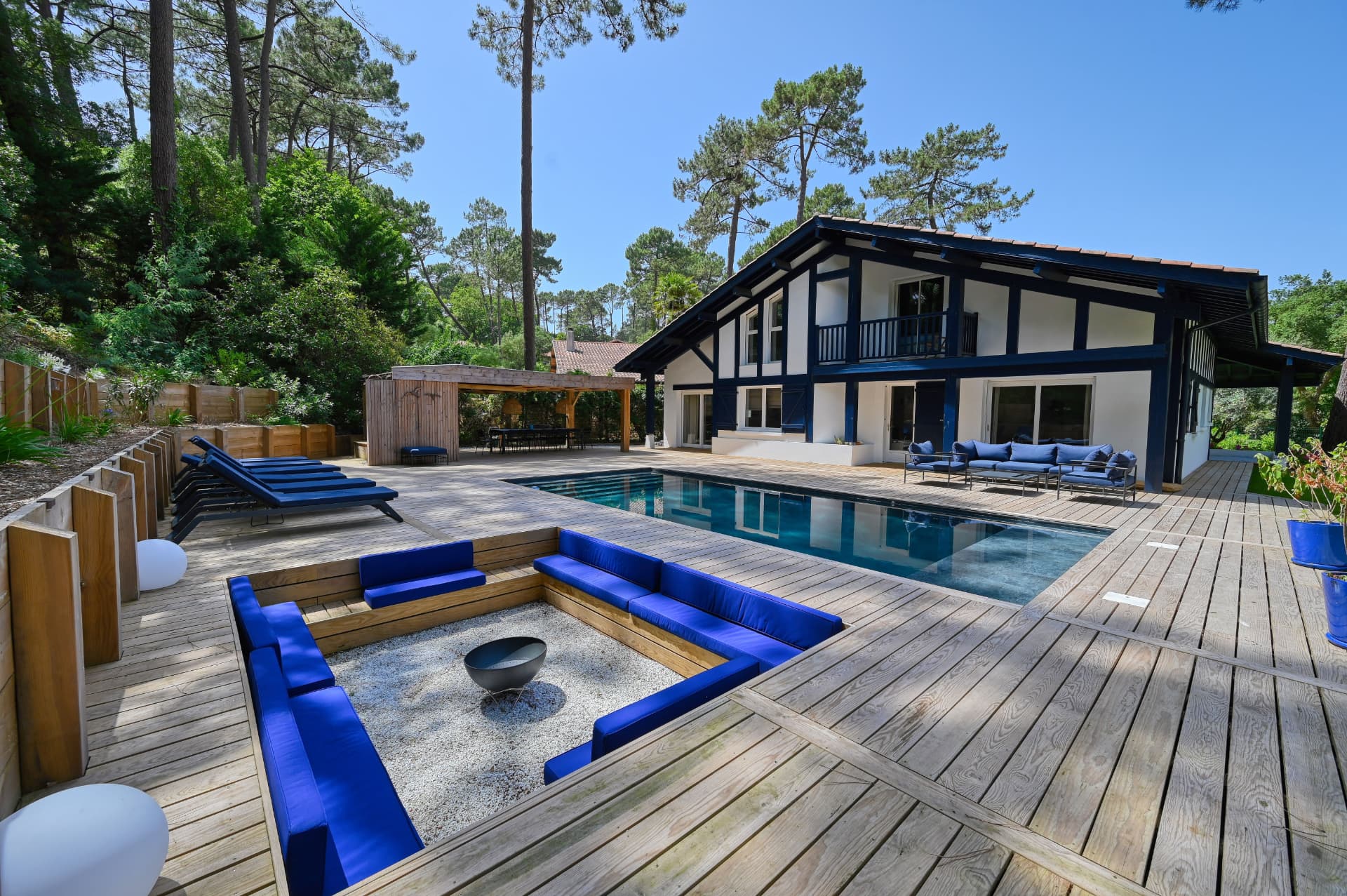 Villa avec piscine et terrasse en bois dans la forêt landaise
