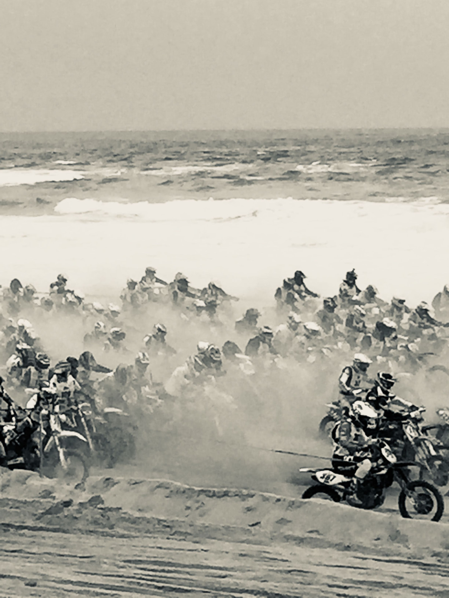 Départ d'une course de motos sur la plage